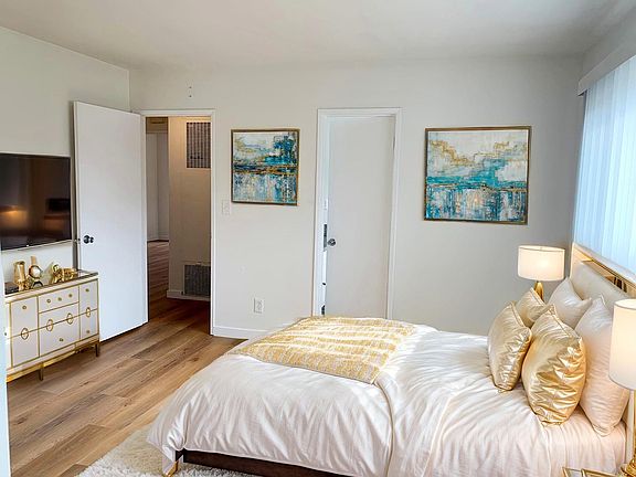 3rd image of 918 12th St APT 10
