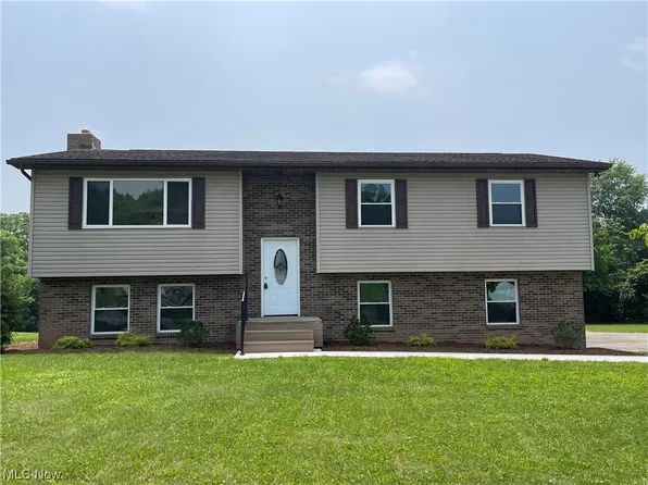 52 Saint Andrews Blvd, Belpre, OH 45714