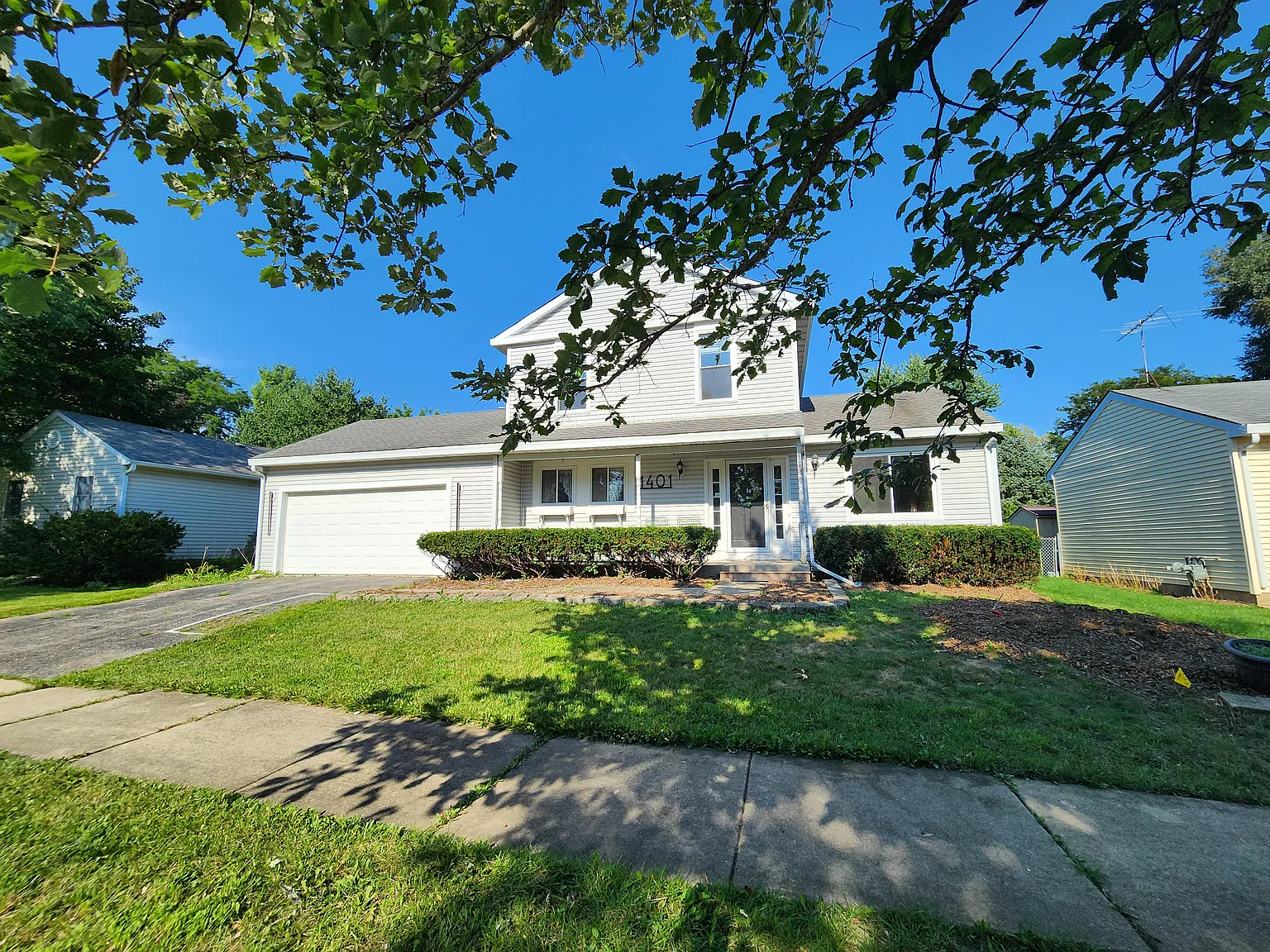3 bed, 1400 sqft, $3,328 — Photo 2