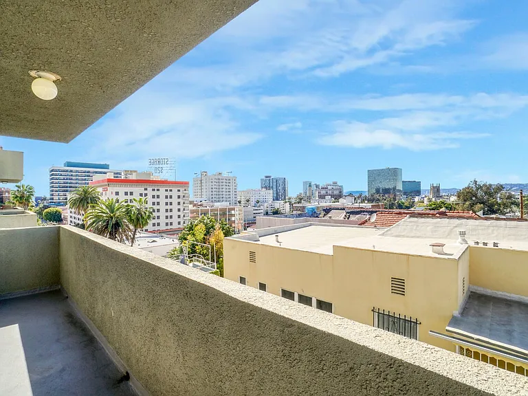 511 Carondelet Apartments — Photo 12