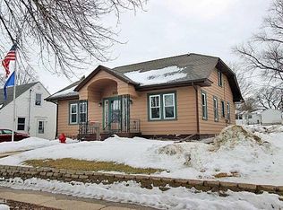 327 W Garfield St, Freeport, IL 61032