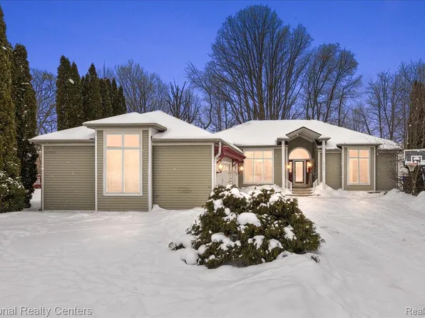 10146 Aberdeen Dr, Grand Blanc, MI 48439