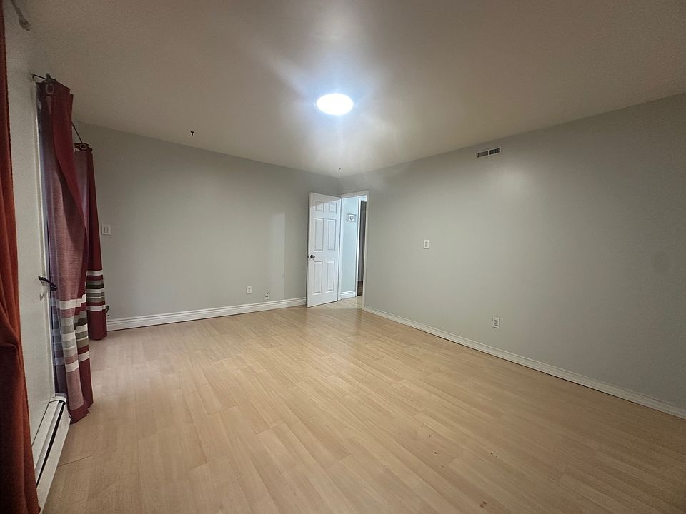 Extra room with sliding door can use as additonal bedroom or family room