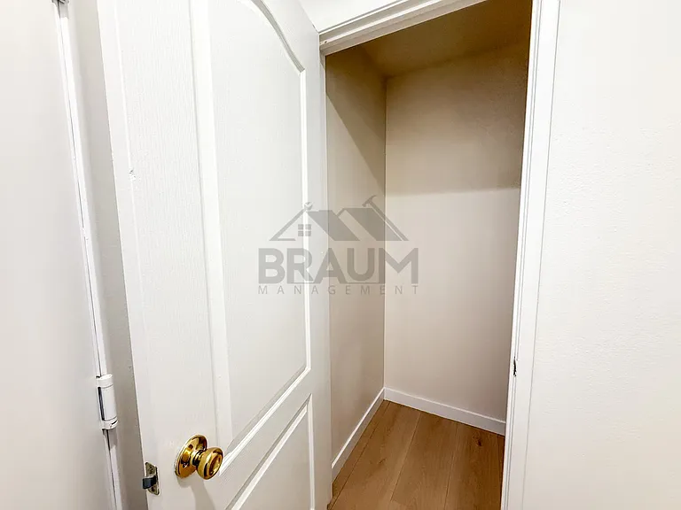 7323 WINNETKA — Photo 4