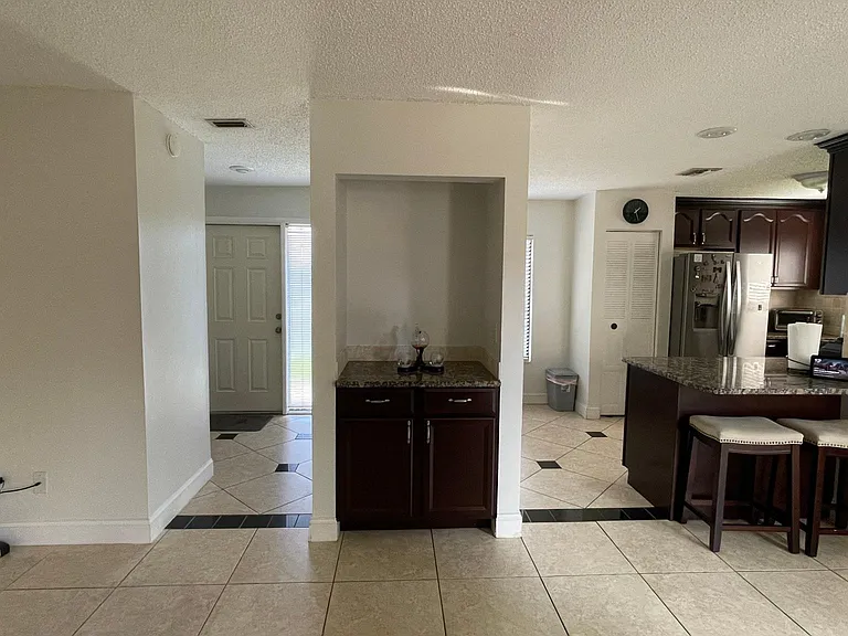 1420 Park Shore Cir #1 — Photo 3