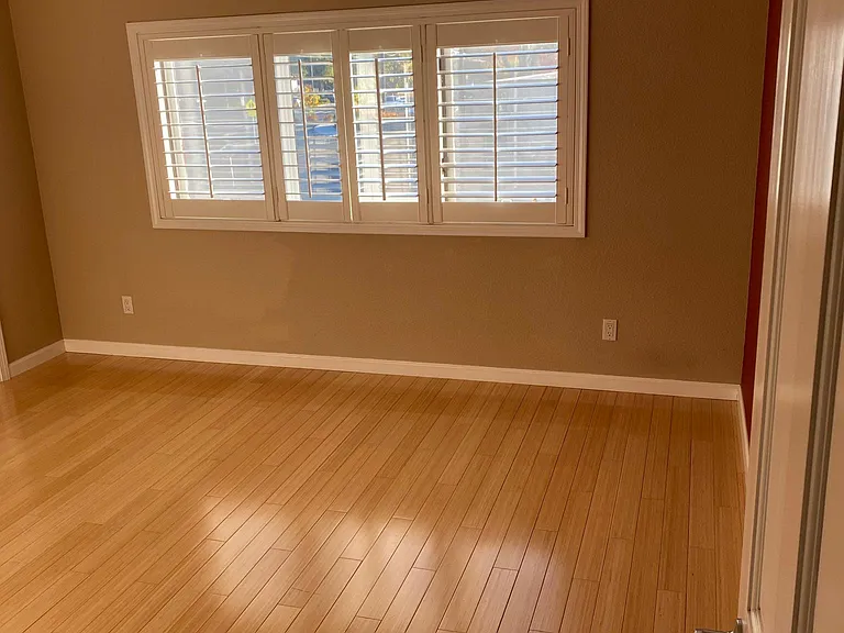 205 E John St — Photo 12