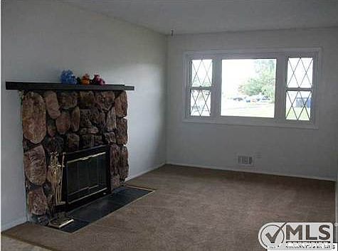 4th image of 951 Gloucester Dr