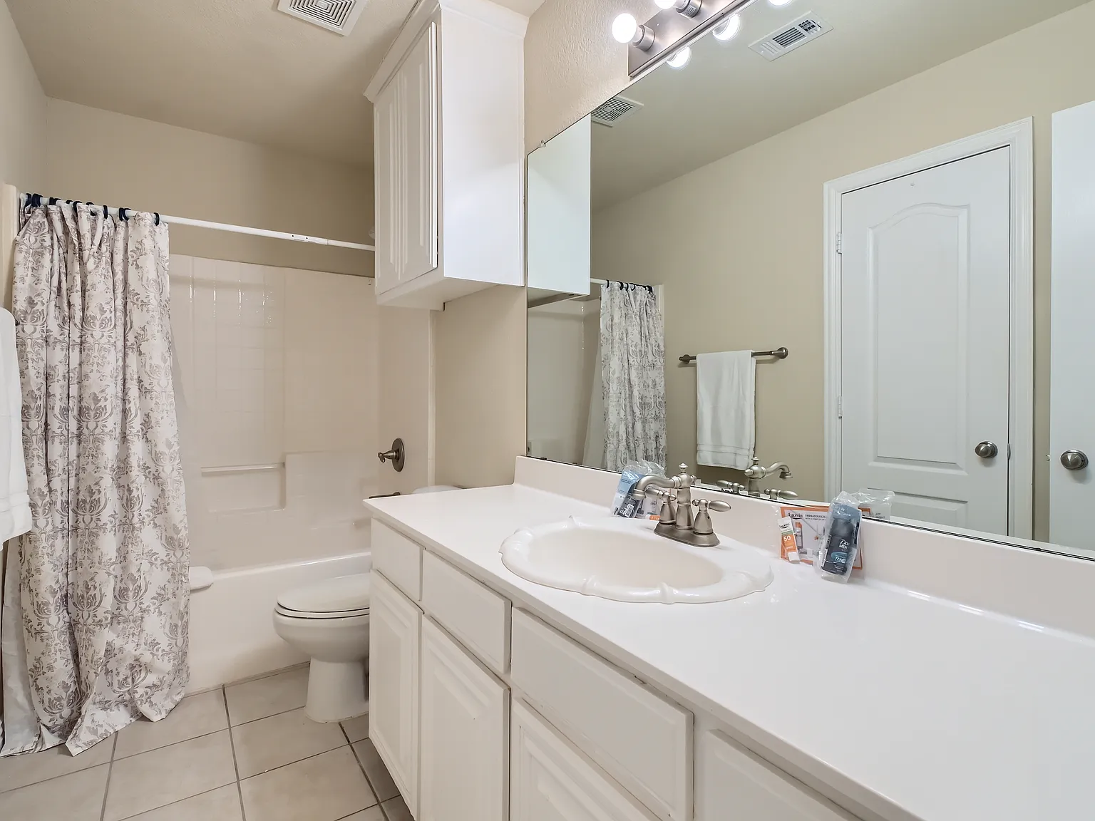 4 bed, 2.5 bath, 2400 sqft, $5,000 — Photo 4