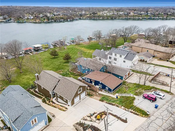 22 V St, Lees Summit, MO 64086