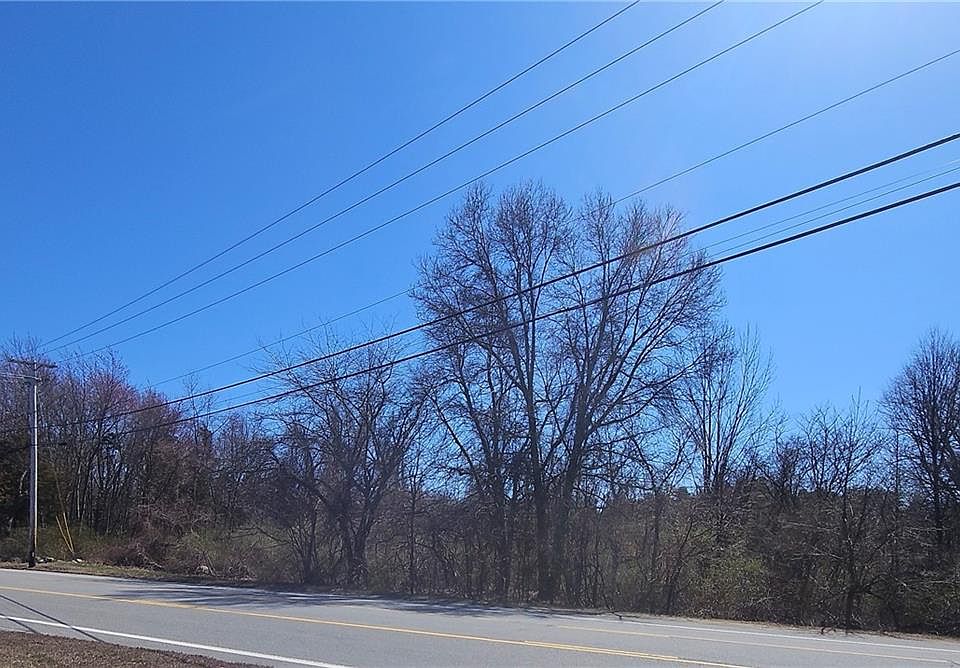 2nd image of 416 Putnam Pike