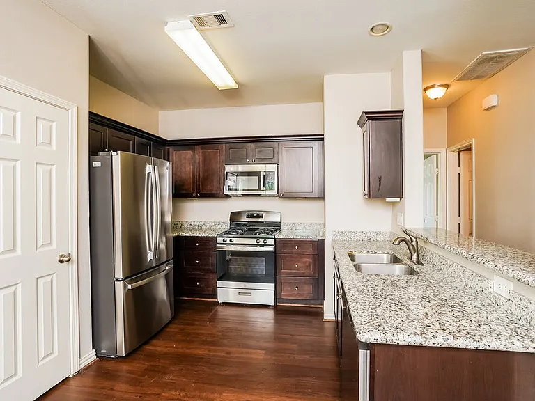 2726 Mesquite Ridge Dr — Photo 7