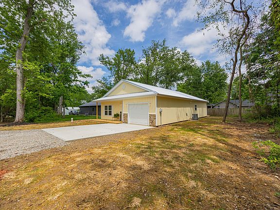3rd image of 5719 Dahlia Dr NE