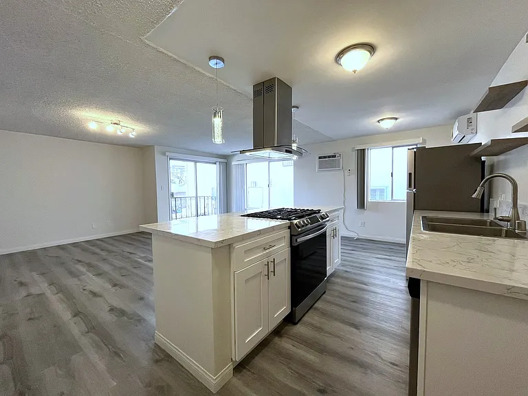 1706 Granville Ave #8 — Photo 6