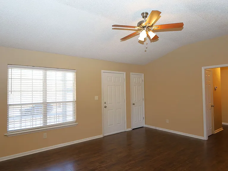 3911 Nicole Ln — Photo 2