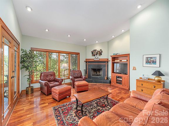 5th image of 68 Crestwood Rd