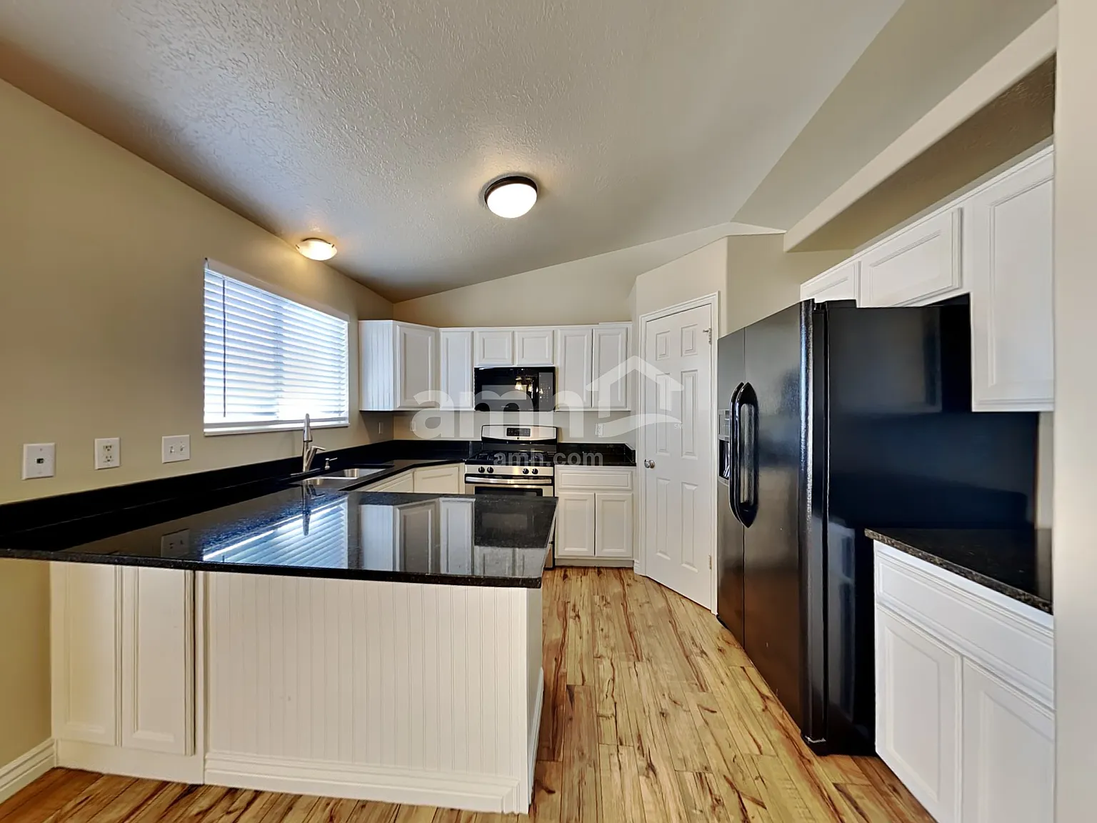 5 bed, 2.5 bath, 2084 sqft, $2,570 — Photo 3