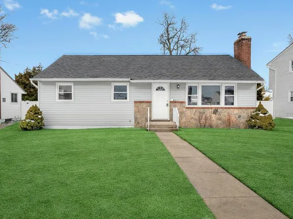 19 Dakota St, Hicksville, NY 11801