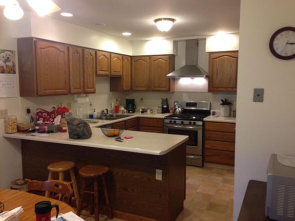 kitchen w/ stainless steel appliances