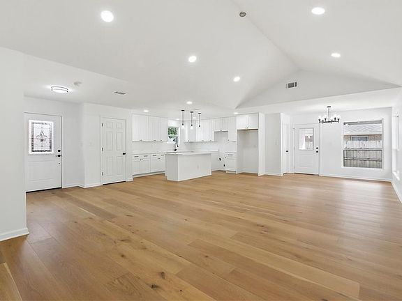 3rd image of 8455 Huntington Park Dr