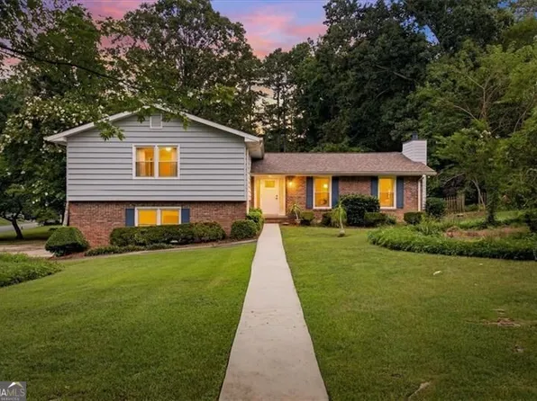 8 Rhodes Dr, Marietta, GA 30068