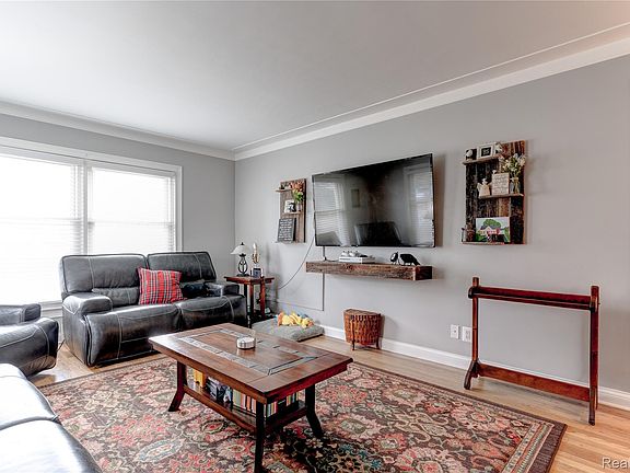 5th image of 723 Globe Rd