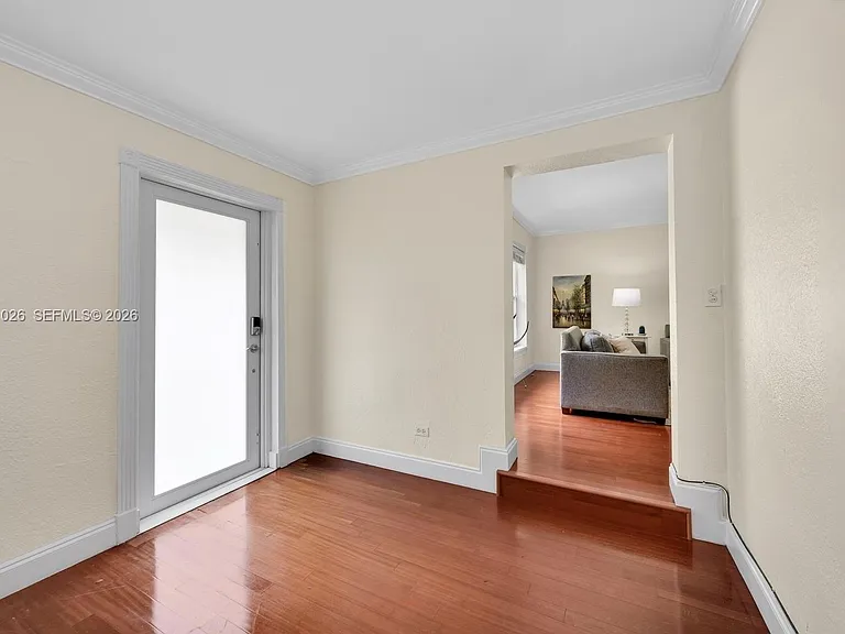 829 Medina Ave — Photo 4