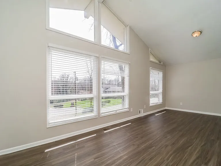 970 Kathryn Ct — Photo 3