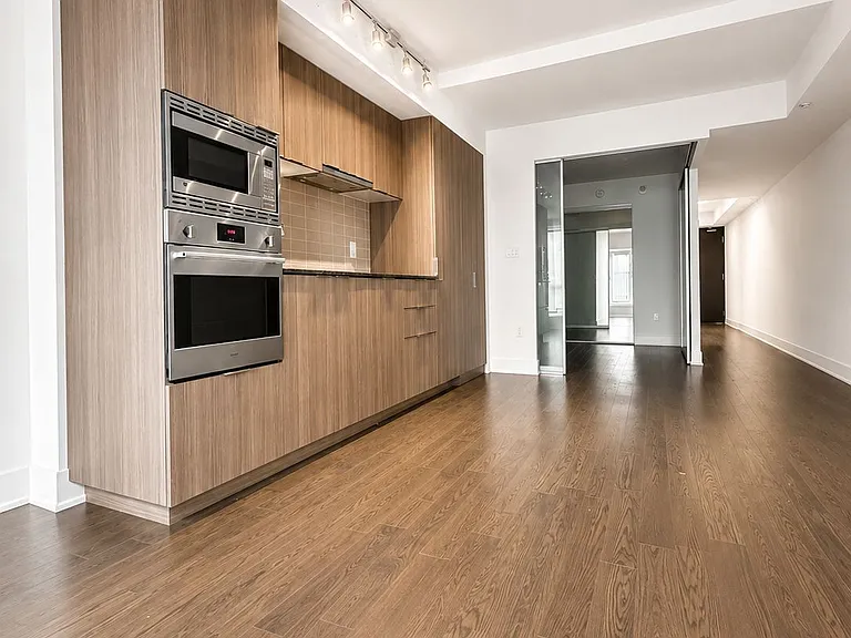 955 Bay St #318 — Photo 9