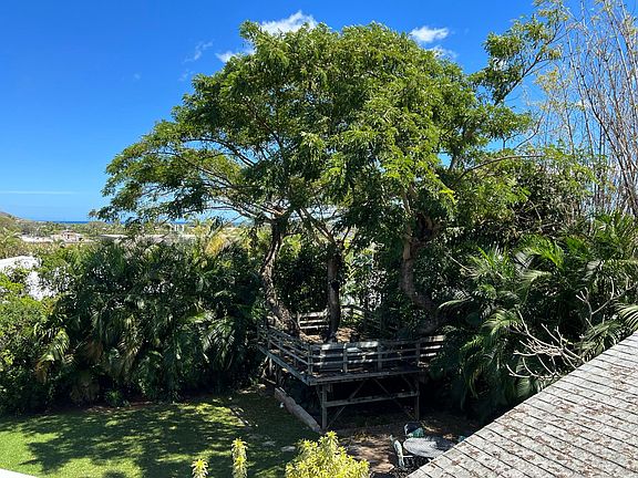 Yes- treehouse lanai!