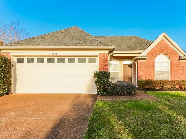 2806 Breezy Ridge Trl — Photo 1