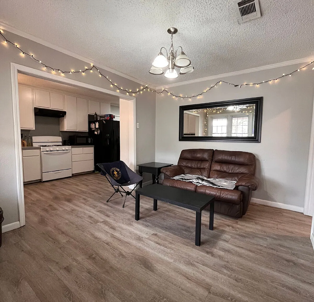 4 bed, 3.0 bath, 1883 sqft, $2,300 — Photo 3