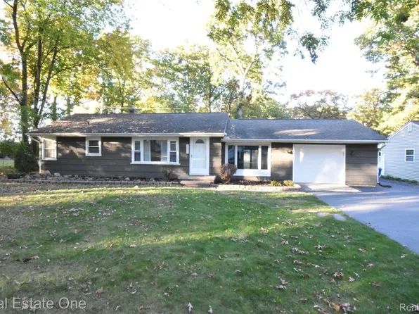 5674 Brunswick Blvd, Waterford, MI 48327