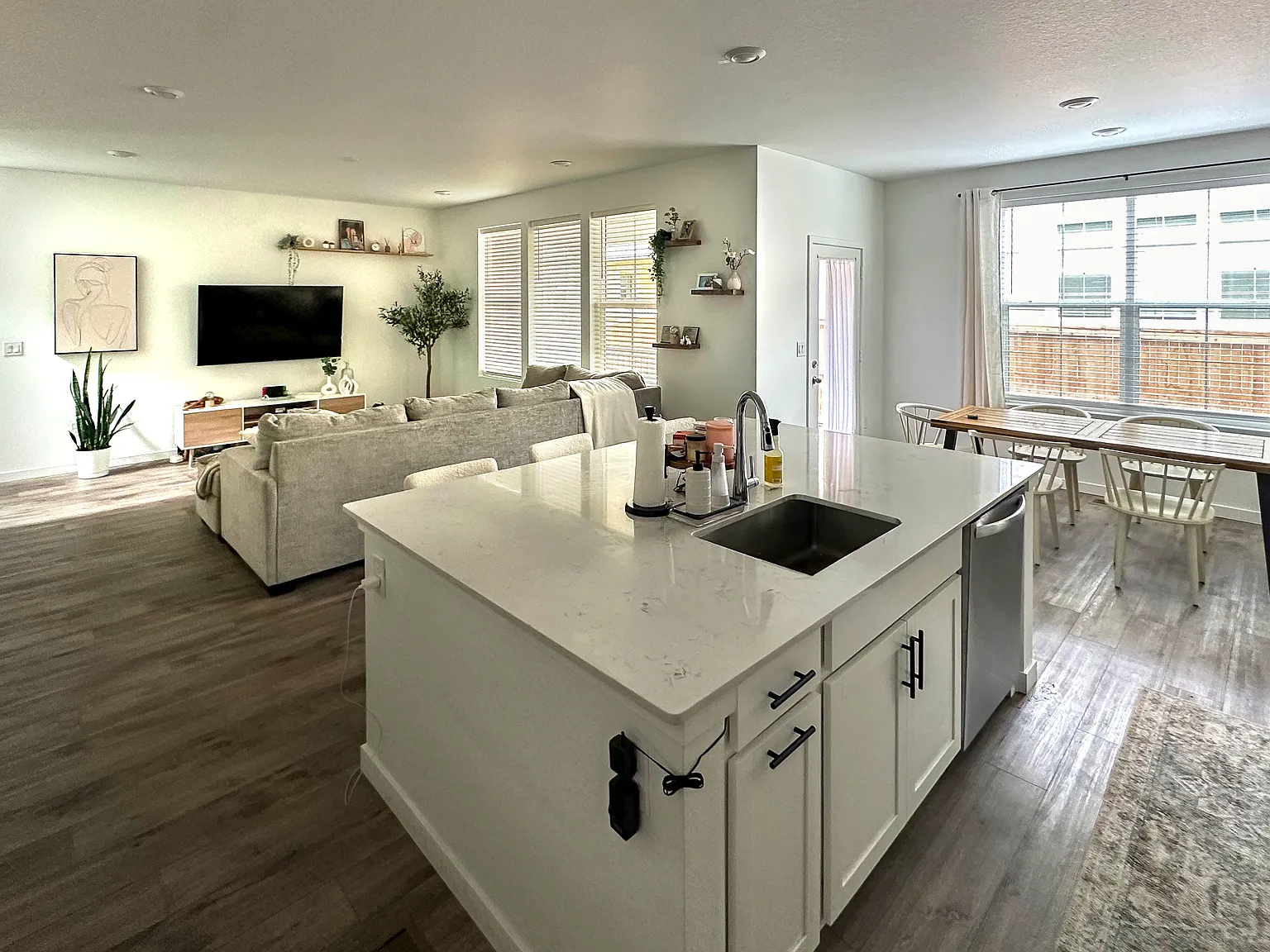 3 bed, 2161 sqft, $2,980 — Photo 4