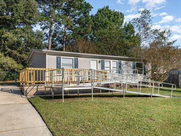 185 Woodbridge Dr, Spring Lake, NC 28390