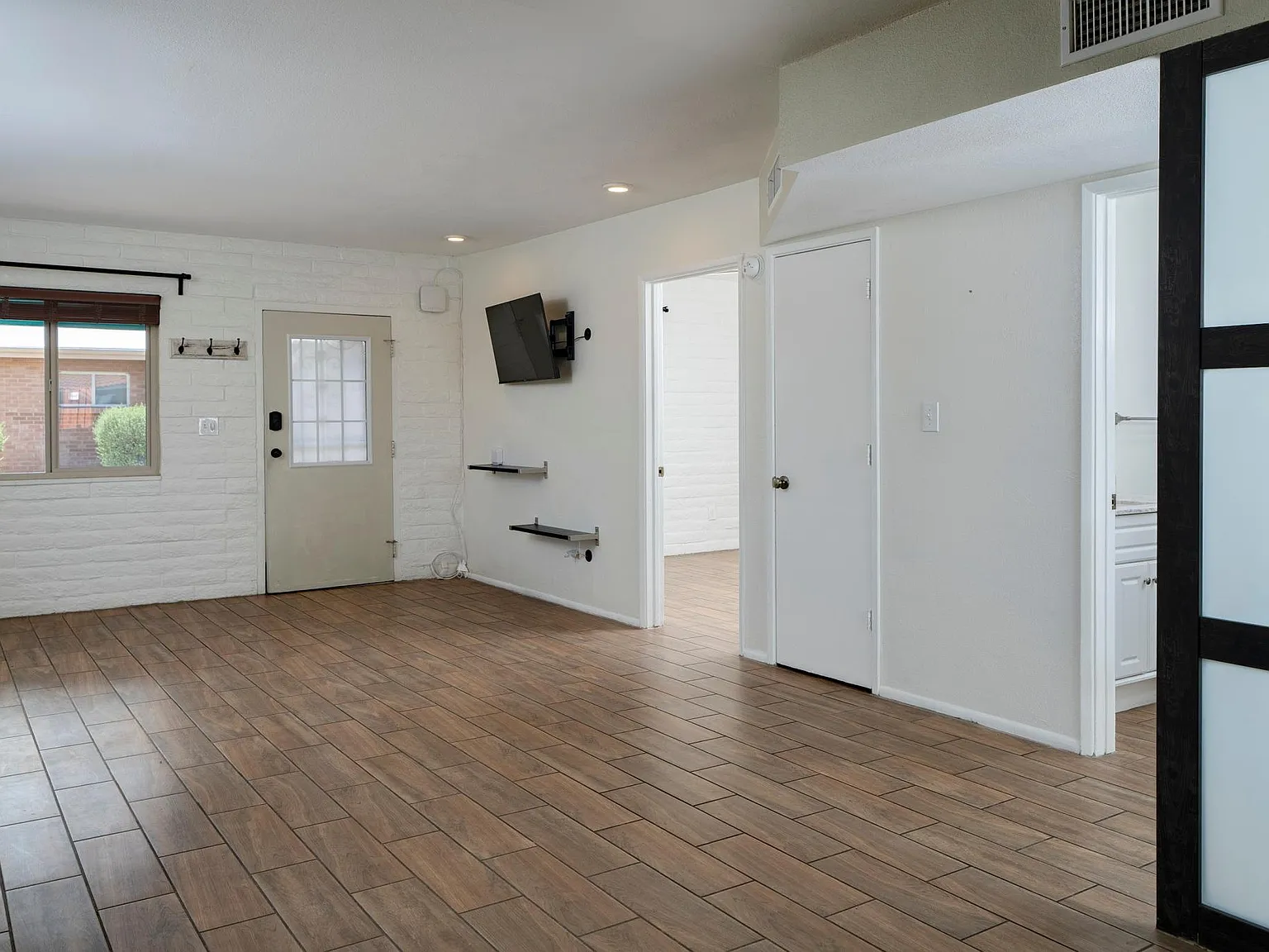 2 bed, 895 sqft, $1,350 — Photo 4