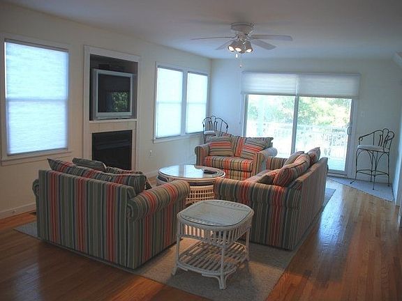 2nd image of 107 Long Beach Blvd #C
