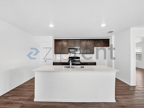 5th image of 900 Wildflower St