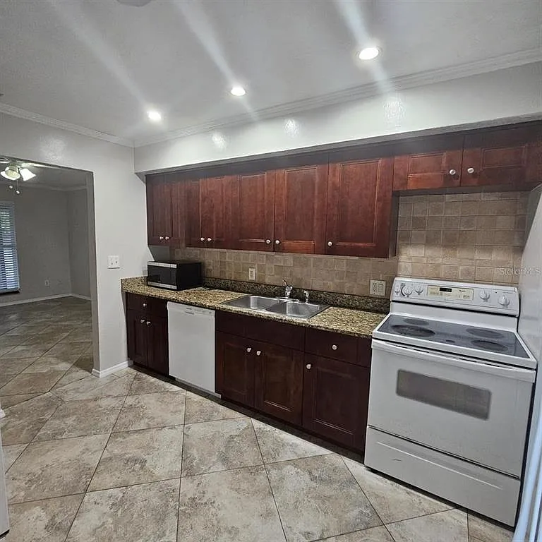 2 bed, 2.0 bath, 824 sqft, $1,850 — Photo 4