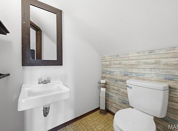 4th image of 301 Macarthur St