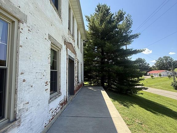 5th image of 942 Howard Rd
