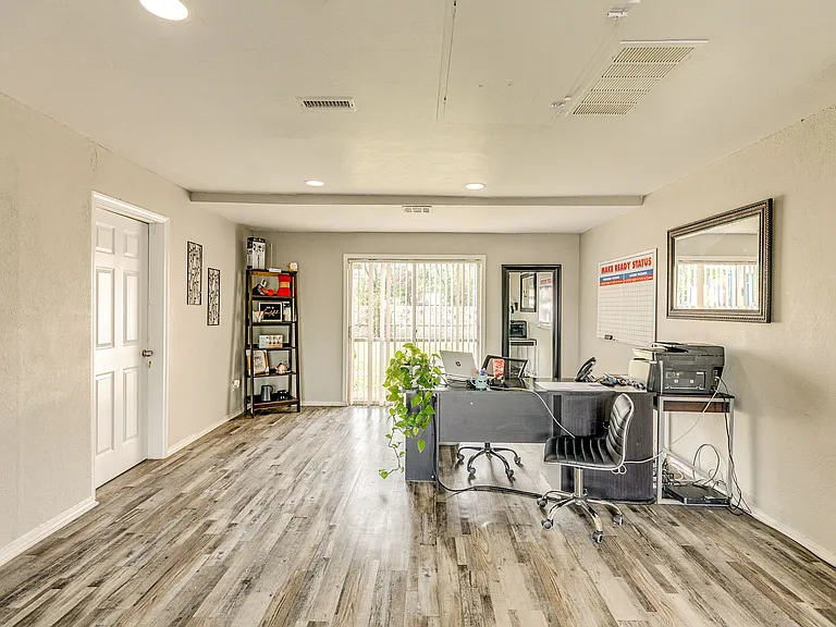 1402 SW 59th St — Photo 14