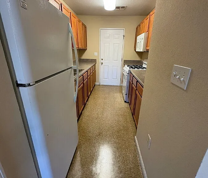 411 W Commercial St — Photo 11