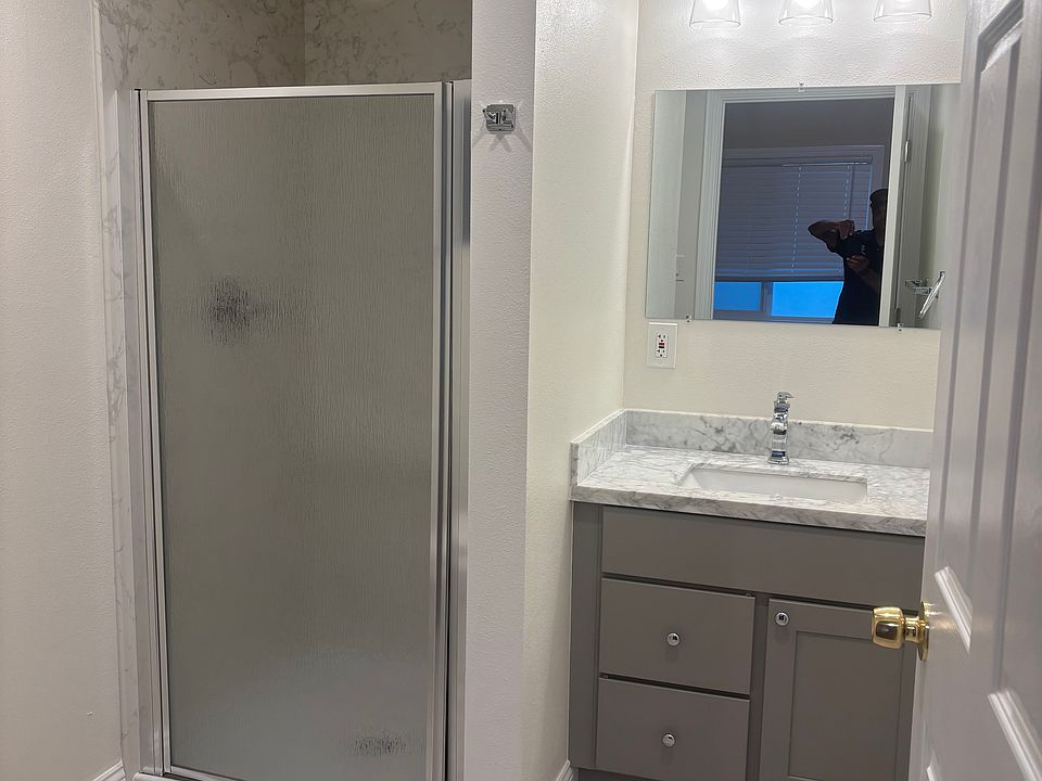 Attached bathroom to 1st bedroom