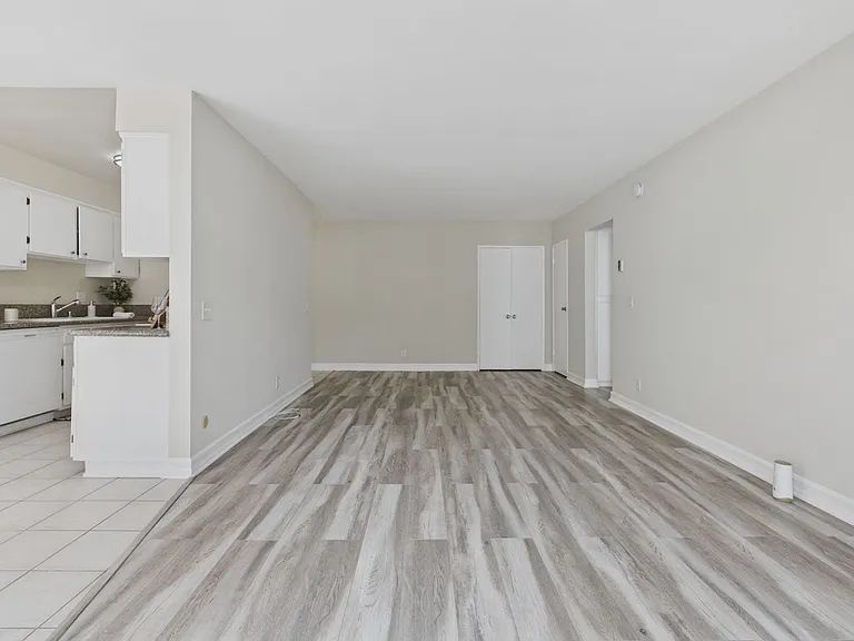 115 Doheny Apartments — Photo 46
