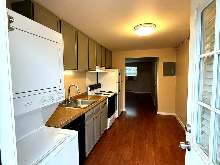 2336 S Linden Ct #D — Photo 4