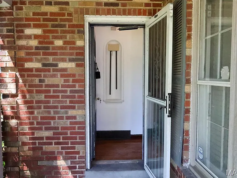 1067 Melvin Ave — Photo 2