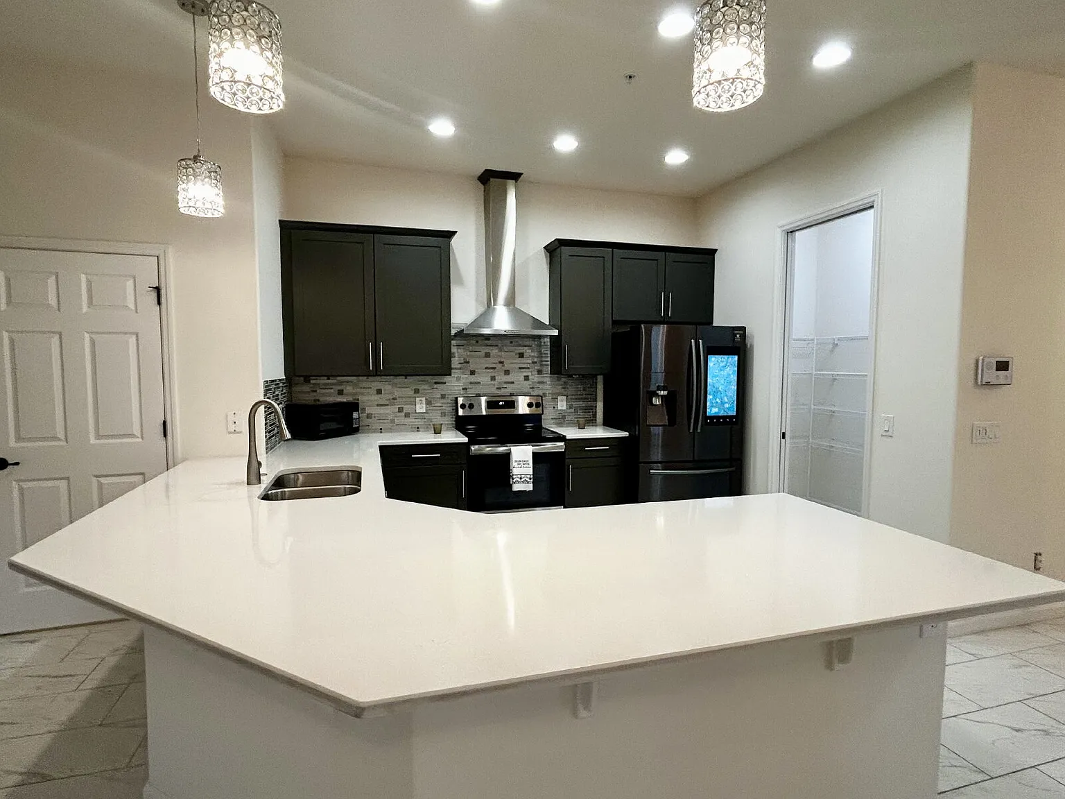 3 bed, 3.0 bath, 2342 sqft, $2,995 — Photo 2
