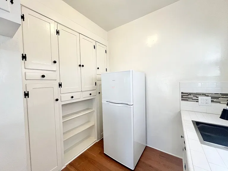 318 Temple Ave — Photo 6