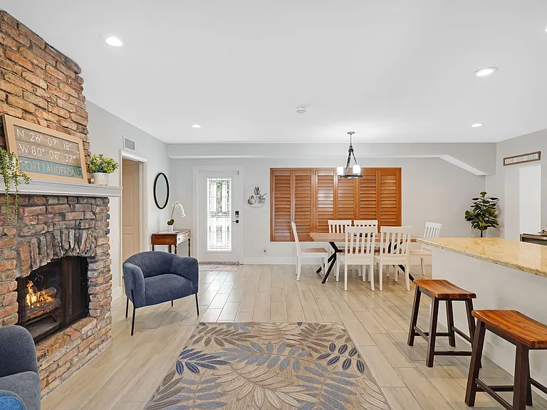 401 NW 21st Ct — Photo 12