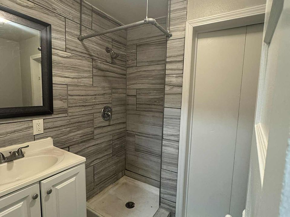 2nd image of 2807 Merriam Ln APT 1